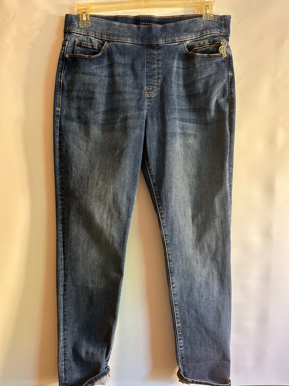 TOMMY HILFIGER BLUE JEANS PULL-ON LIGHT WASH WHISKERED DETAIL GOLD CHARM POCKET